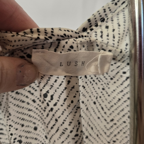 Lush Women’s V-Neck Short Sleeve Blouse Black & White Print Size Small - Picture 3 of 5